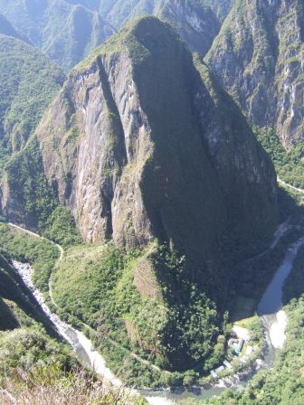 ...der steil emporragende Berg Putucusi und der Rio Urubamba, der sich wie eine Schlange um die Gipfel schlaengelt.....die Schlange hat auch hier die symbolische Bedeutung der Unterwelt, der Welt der Toten