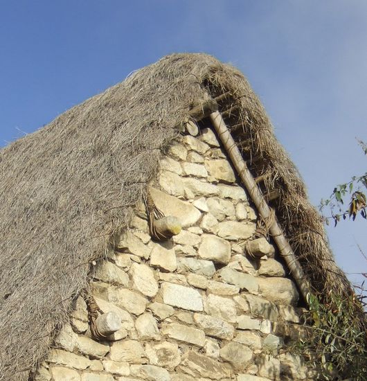 ...hier ist eine Nachbildung zu sehen. Manche Steine stehen aus den Waenden und dienen zur Fixierung des Daches...