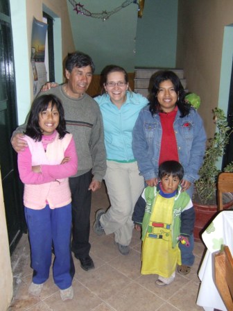 Melina mit ihrem Vater, ihren Kindern und dem Hauspapagei