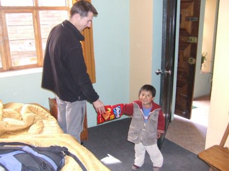 Der kleine Diego weiss wie er zu seinen Chips kommt: Ins Zimmer schleichen, vor der Packung stehen bleiben und mit grossen, fragenden, lieben Augen Fred so lange anschaun bis er weich wird...so futtert uns das kleine Schlitzohr alles weg!