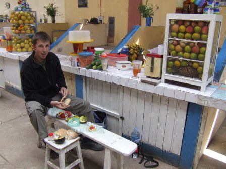 Fruehstueckstisch vor Angelikas Stand
