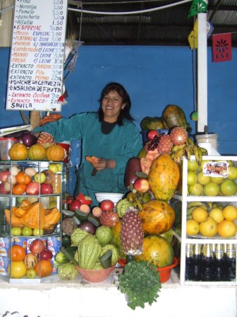Natuerlich der Fruchtsaftstand! Hier lernen wir, was hinter dem Saft ESPECIAL steckt: Papaya, Orange, Apfel, Ananas, Banane, Honig UND...ein rohes Ei und ein halber Liter Malzbier! Wir verzichten und bleiben bei den Mango-Maracuja-Papaya Mischungen!