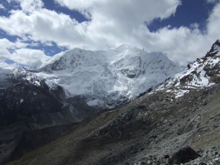 Einst befand sich eine Lagune vor dem 6274m hohen Palcaraju. In den 40er Jahren jedoch geschah hier ein Unglueck. Riesige Eismassen stuerzten in einer Lawine in die Lagune, was den Damm zum brechen zwang...