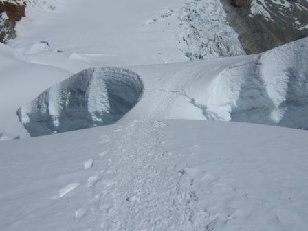 Natuerliche Bruecke ueber eine tiefe Gletscherspalte