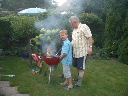 ...also schmeisst Papa Niki gleich den Grill an und weist Florian in seine Kuenste des Grillens ein
