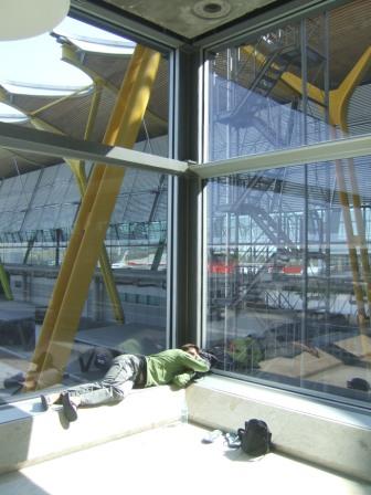 ...stundenlanges,sinnloses Abhaengen in einer Ecke am Flughafen in Madrid