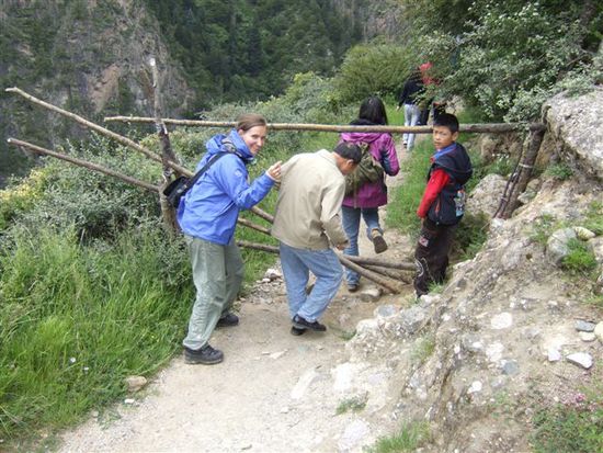 Hier ist der Pfad zu sehen und ausserdem ein paar Chinesen, die auch den illegalen Weg bevorzugen