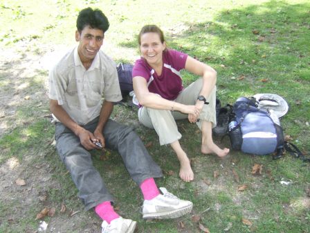 Nizam aus unserer Unterkunft ist der Guide der Franzoesin und er traegt gern knallige Socken!