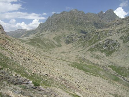 Blick vom Pass. Unser Weg fuehrt weiter bis ans Ende dieses Tals.