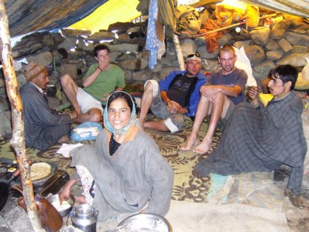 Sehr bescheiden lebt diese Familie mit Tochter und Sohn zwischen den Steinmauern, die mit einer Plane ueberdacht sind.