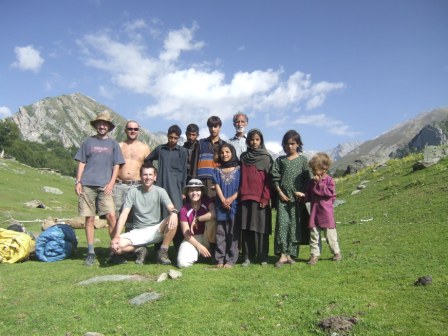 Gruppenfoto, v.l.n.r. Vladimir, Demian, Fred, Horseman mit 13 Jahren, Horseman mit 24 Jahren und 3 Kindern, Vivi, Horseman mit 18 Jahren, rechts hinten Dizzy und 4 der Nomadenkinder. Die Namen unserer Horsemen wissen wir leider nicht, da wir es ihnen gleich getan haben und sie auch 'Friend' genannt haben
