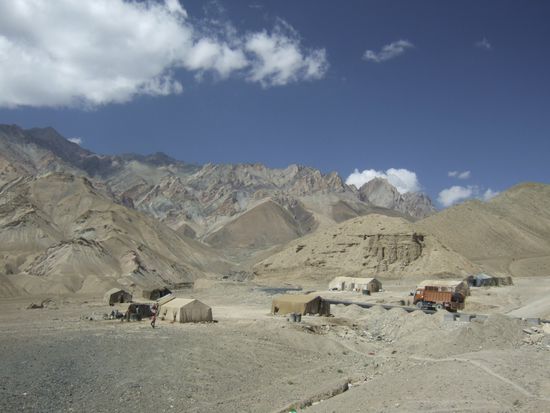 Man ist fleissig dabei die Srinagar-Leh Strasse auszubauen. Wir treffen immer mal wieder auf solch ein Baustellencamp mitten in einer Mondlandschaft.