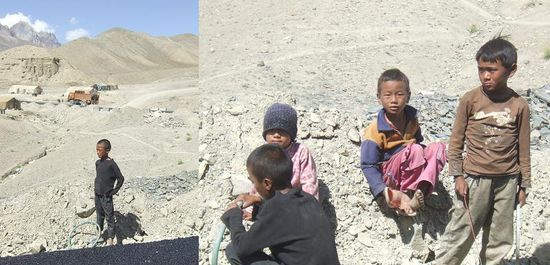 Scheint so, dass manche Bauarbeiter- Papas ihre Familie zum Arbeitsplatz mitnehmen.