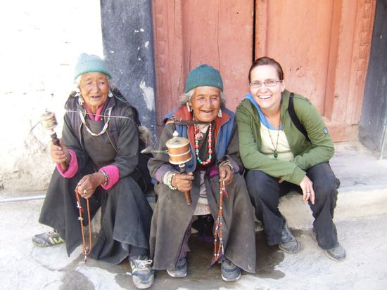 Man sieht mir glaub ich an, welche Freude ich hatte, mich neben diese beiden Tibeterinnen zu gesellen