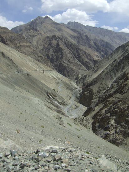 In vielen Serpentinen schlaengeln sich die Strassen zu den Paessen hinauf und wieder hinunter
