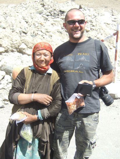 In einer Pinkelpause ergriff diese Frau ihre Chance und hing sich solange an Demian, bis er ihr ein Paeckchen abkaufte!