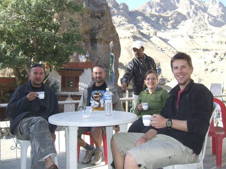 Blau sitzen wir am Tisch und trinken Tee, Vivi hat schon einen morgentlichen Spaziergang hinter sich, der Rum hat ihr nicht gut getan