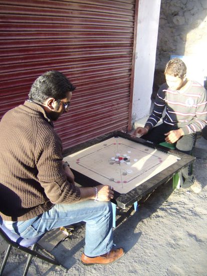 Karom - ein bekanntes indisches Brettspiel.
Gruesse an Ralph: Fred ist schon in der Vorbereitungsphase um Dir an Weihnachten ein wuerdiger Gegener zu sein 