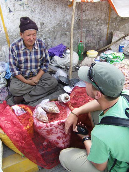 Bei diesem Menschen decken wir uns mit Trockenfruechten und Nuessen fuer die Wanderung ein!