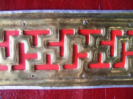 Das Swastika Kreuz, das fuer die Buddhisten und Hinduisten so heilig ist wie das Kreuz fuer die Christen. In China ist dieses Kreuz ein Symbol des Gluecks!