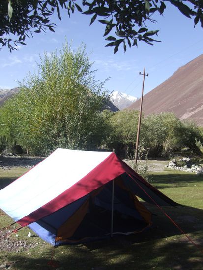 Unser niegelnagelneues Zelt. Gleiches Modell wie in Kashmir nur geschaetzte zwanzig Jahre juenger!