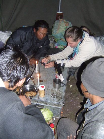 Unsere Weggefaehrten bekommen an einem Abend Musik von uns zu hoeren. Die Tibeter taten sich etwas schwer die Texte von "Lexport" zu verstehen 