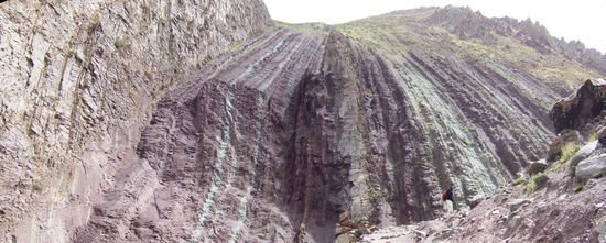 Farbenfrohe und skurrile Felsformationen saeumen den Weg