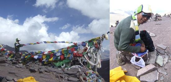 Dawa spannt Gebetsfahnen auf dem Pass