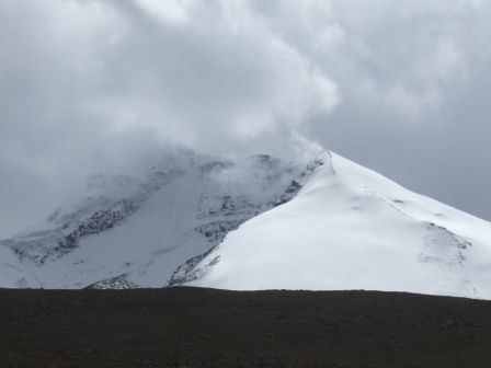 Kang Yaze; ueber das Schneefeld rechts gelangt man auf einen zweiten Gipfel des Massivs auf 6200m