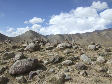 Kleine Stupas aus Stein