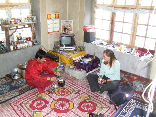 In diesem Zimmer wohnt der Moench. Fuer ein Jahr wird er hier in Markha bleiben bis der "Head-Lama" entscheidet, wo er danach hingehen wird.