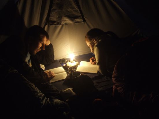 Wie jeden Abend lesen wir noch ein paar Stunden und trinken Tee