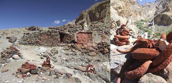 In der Naehe der Stupas sind oftmals auch Hoerner von Yaks, Ziegen und Blue Sheeps gestapelt