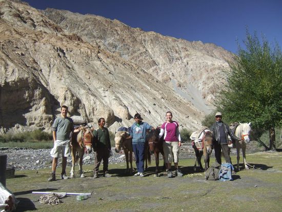 Unser Team v.l.n.r: Fred, die Grosse, Dawa (unser Guide),die Kleine, Lakba (der Koch), der Braune, Vivi, der herrliche "Oide" und sein bester Freund Seding und ganz rechts der Weisse