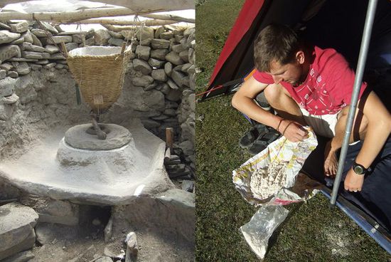 Dort kommen wir an dieser Tsampa-Gersten-Muehle vorbei und da mein letzter Kolakh schon eine Weile her ist, kaufen wir gleich ein halbes Kilo und ich lass mir von Dawa gleich eine Kugel zubereiten