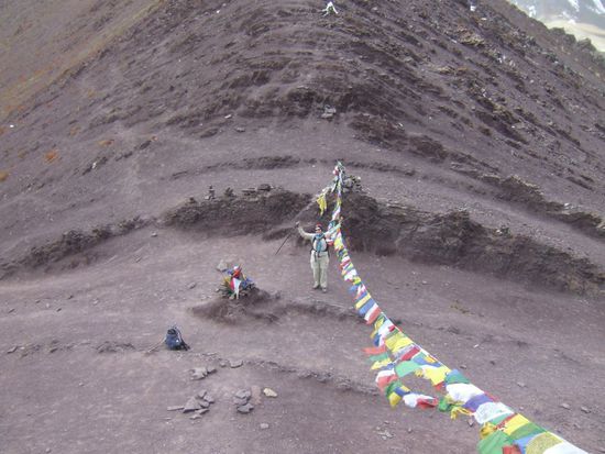 Geschafft - Kanda La Pass (4800m)- Wie auf jedem Pass bekomm' ich auch hier mein verdientes Pass-Bussi von Fred...
