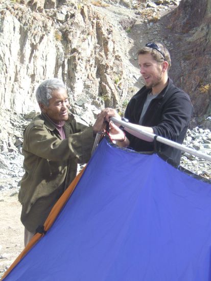 In Markarmo angekommen laesst sich ein ueber 70jaehriger Horseman nicht davon abhalten uns zu zeigen, wie man das Zelt aufbaut 