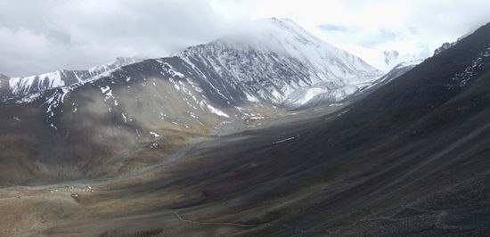 Links unten sind die Zelte im B.C. zu sehen. Zwei grosse Gruppen (sieben Zelte) haben diesen Morgen versucht, den Stok zu besteigen, mussten jedoch auf Grund starken Schneefalls und starken Windes umdrehen.....keine allzu guten Aussichten!!