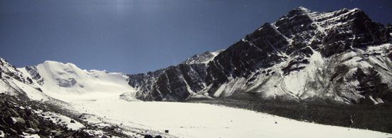 Nach Querung dieses Eis-/Schneefeldes beginnt der muehselige Aufstieg ueber Stein, Geroell und Fels...