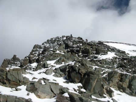 ...der Neuschnee und vereiste Steinbrocken machen den Aufstieg nicht gerade einfacher...
