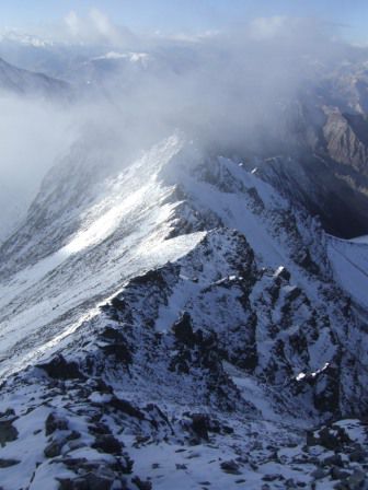 Die letzte Stunde fuehrt entlang dem Gipfelgrat bis zu den Gebetsfahnen am Gipfel