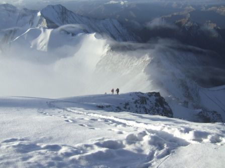 Die letzten Meter vor dem Ziel. Viereinhalb Stunden dauert fuer mich und Dawa der Aufstieg. Wir hinterlassen als erste unsere Fusspuren im Neuschnee von gestern. Wir muessen erst den Sonnenaufgang abwarten, bis uns endlich die Sonnenstrahlen ein wenig waermen.