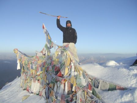 Gefrorene Gebetsfahnen auf dem Stok Kangri, 6137m. Mein Holzstock, den ich mir in Shang Sumdo zugeschnitzt - und mir in den Finger geschnitzt - habe, hat mich bis hierher begleitet!!