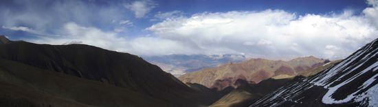 Rechts ist der Weg entlang der Bergflanke zu sehen