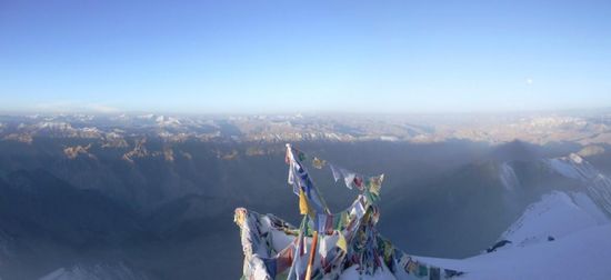 Rechts ist der pyramidenfoermige Schatten des Stok auszumachen!