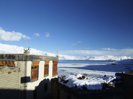 Neben dem See ist ein kleines Doerfchen angesiedelt