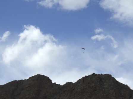 ....es ist auch ein super Startpunkt zum Paragliden. Hier sieht man Alexis und Gaille mit ihrem Schirm ueber Leh!