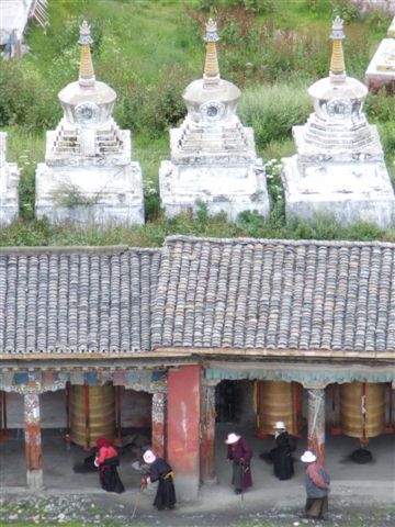 Wir bewundern es und haben viel Respekt vor den vielen Glaeubigen, die Tag fuer Tag ihre vielen Runden um die Tempel drehen und es sich selbst im hohen Alter nicht nehmen lassen, wirklich jede Gebetsmuehle in Bewegung zu bringen.