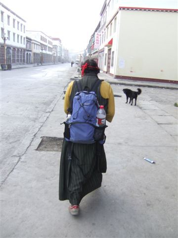 Unsere Gastmama hat es sich am Tag unserer Abreise nicht nehmen lassen uns sowohl zu der Busstation zu begleiten als auch sich Freds kleinen Rucksack auf den Buckel zu schnallen...einfach liebe Leut` hier!
