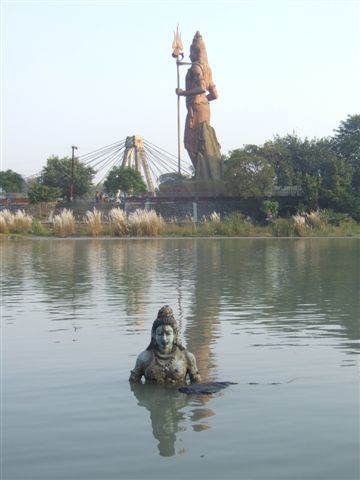 Riesige Shiva-Statue in der Naehe